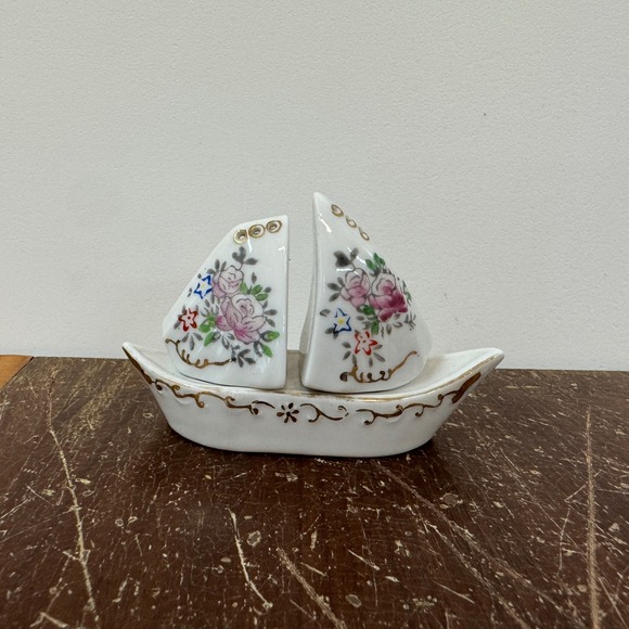 Vintage Sailboat Salt and Pepper Shakers Made in Occupied Japan Nautical - Picture 1 of 8